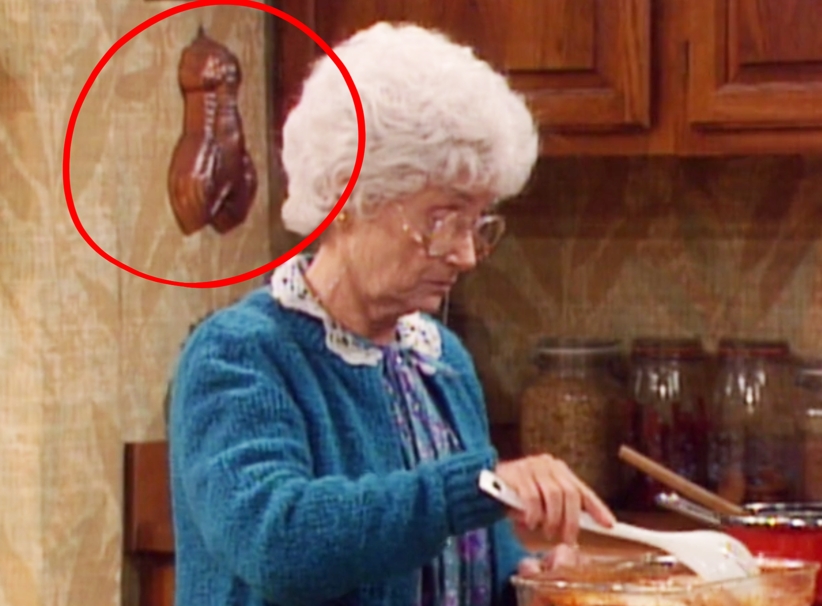 jvharris_1965 on X: So, how old were you before you realized the Golden  Girls had a baking pan shaped like a penis with balls?   / X