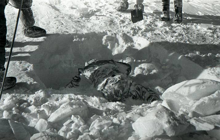En febrero de 1959, nueve excursionistas aficionados al esquí fueron encontrados muertos cerca de su campamento al norte de los montes Urales en Rusia. Durante la noche, 'una fuerza desconocida' hizo que los excursionistas rasgaran sus tiendas y se apresuraran al frío extremo sin ropa adecuada, algunos de ellos descalzos. Seis de los excursionistas murieron de hipotermia. Sin embargo, algunos mostraban señales de trauma físico. Uno de ellos tenía señales de tener el cráneo fracturado y otro tenía daño cerebral pero sin señales de lesiones en el cráneo. Y a una excursionista le faltaba la lengua y los ojos. La cronología de los eventos aún se desconoce.
