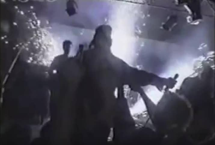 El 20 de febrero de 2003, en el club nocturno The Station en Rhode Island, se encendieron unos fuegos pirotécnicos durante un concierto de rock, ocasionando que los aislantes de espuma plástica del edificio se incendiaran. Tomó cinco minutos y medio que el edificio se viera envuelto en llamas. La rápida propagación del fuego, el humo negro y el bloqueo de la salida principal ocasionaron 100 muertes y 230 lesionados. Un video del incidente fue capturado por el camarógrafo Brian Butler como parte de un reportaje que se planeaba sobre seguridad en clubes nocturnos.