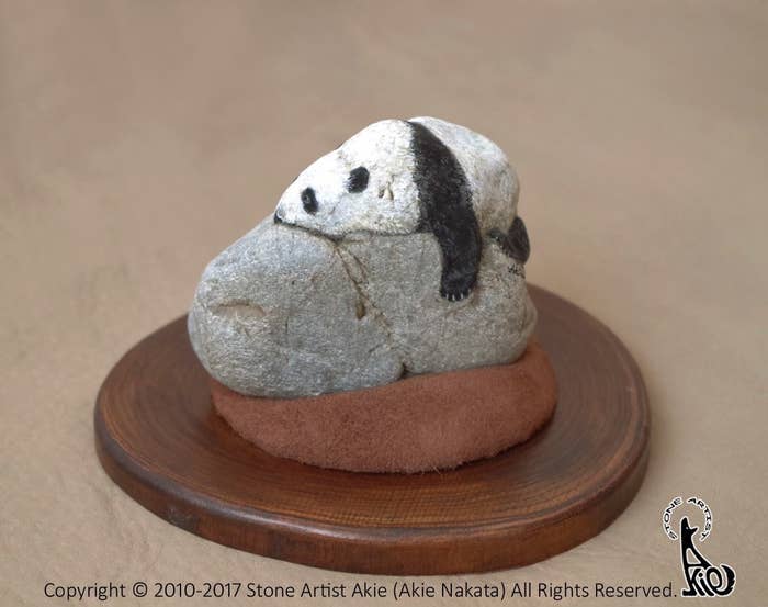 動物たちを石に変えてしまう印象的な湖！