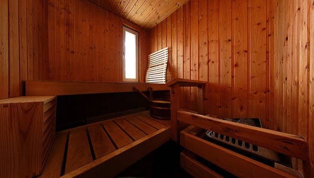 «Es una antigua superstición finlandesa, realmente ya no se cree en ello. A las mujeres no se les permitía entrar en la sauna cuando estaban con el periodo. La sauna era (bueno, aún es) un lugar sagrado. Las mujeres eran algo así como criaturas mágicas, principalmente porque poseen el poder de la reproducción. El periodo era ese momento místico del mes en que esos poderes secretos femeninos alcanzaban su punto álgido. Se consideraba sensato mantener apartado algo así de un lugar sagrado. Por otro lado, muchas mujeres daban a luz en una sauna».—Anónimo, 26, Finlandia