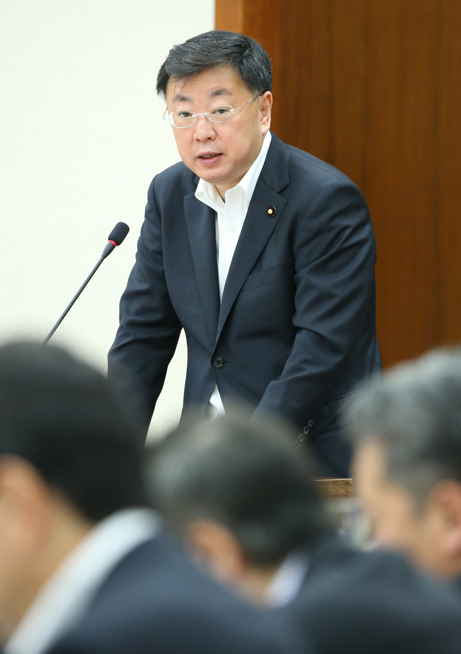 内閣府から「総理の意向」「官邸の最高レベルが言っている」との要求があったのかについてのヒアリング結果は、いずれも「言われた記憶はない」だったという。松野大臣はこうも付け加えた。「朝日新聞さんの方に載った文書についても、紙面で確認できる範囲で調査を進めたが、共有ファイルには存在しなかった。他省庁と一般的なやりとりがなかったと言っているわけではない」そのうえで、廃棄の可能性については「そういったことはない。基本的には規約に則って保存されている」と否定した。