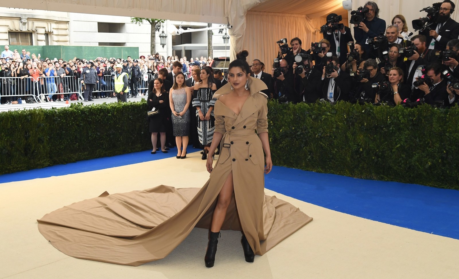 18 Hilarious Tweets About Priyanka Chopra's Outfit At The MET Gala 2017