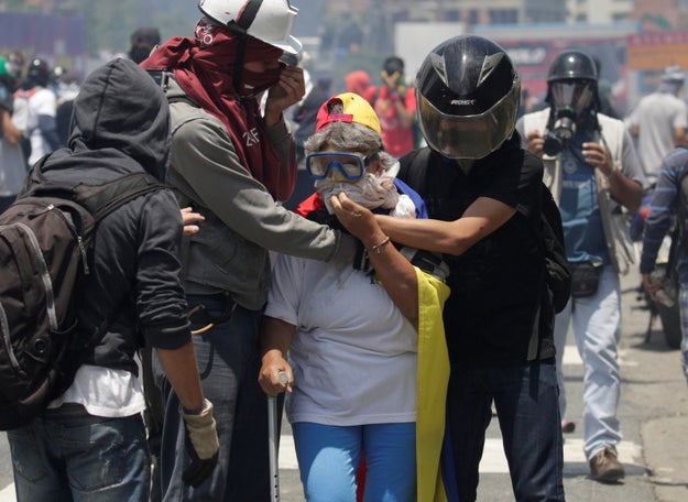 Mientras los venezolanos se encuentran en las calles protestando y siendo reprimidos, la televisión en el país está transmitiendo telenovelas, programas de entretenimiento y noticias que que no muestran la realidad.