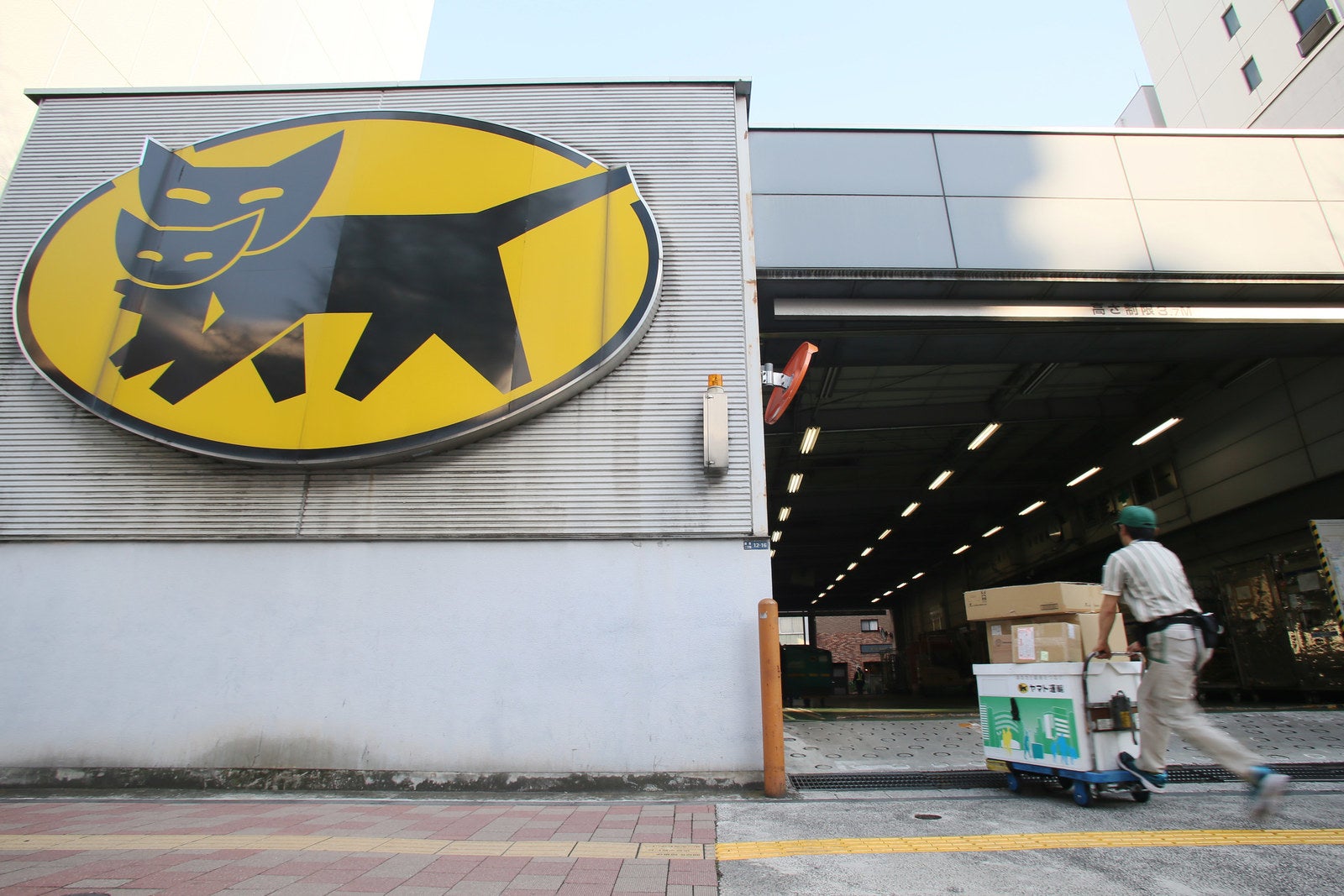 現場はかつてない厳しい状況」値上げするヤマト運輸が新聞全面広告を