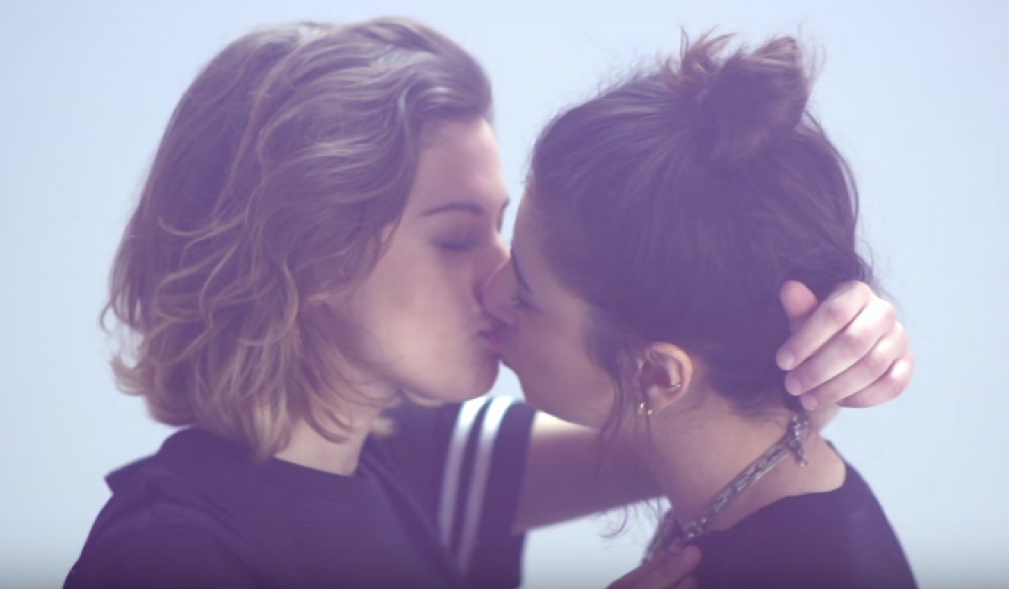 Lesbians Deep Kissing