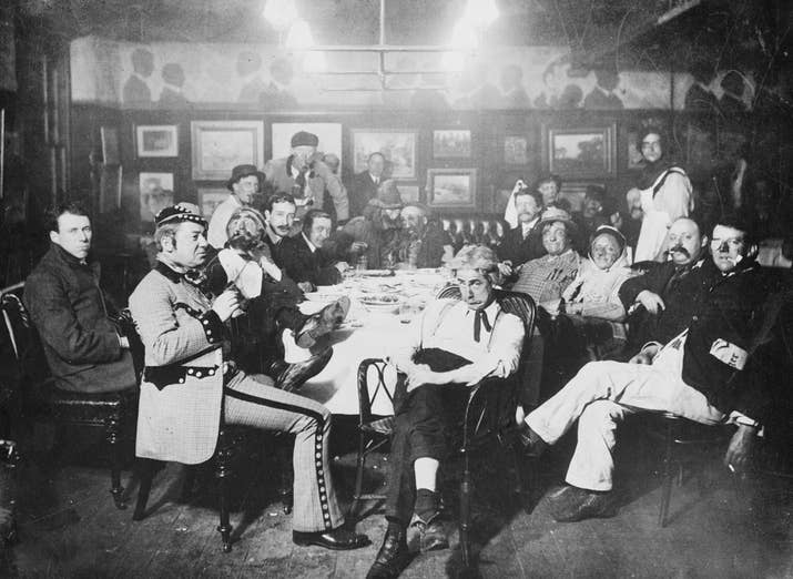 Un grupo de payasos, algunos de ellos aún en su traje, se reúne en un club francés (1910).