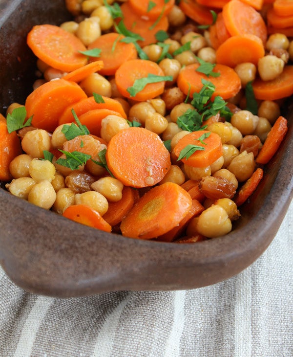 É coisa de cortar, colocar numa bandeja e por no forno. Simples e delicioso. Veja aqui a receita.