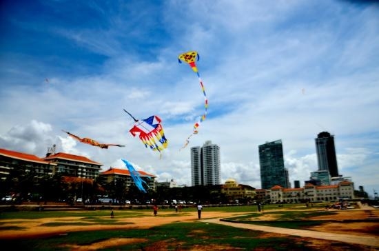 The green is also usually filled with vendors selling kites that you can buy and send soaring!