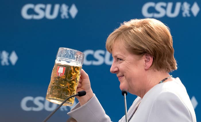 トランプ大統領に不満を表明したメルケル首相のビールの飲みっぷりがすごい