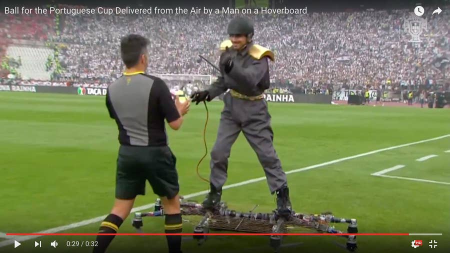 ポルトガルのサッカー大会に ドローンで空を飛ぶ男 が登場 映画そのもの と話題