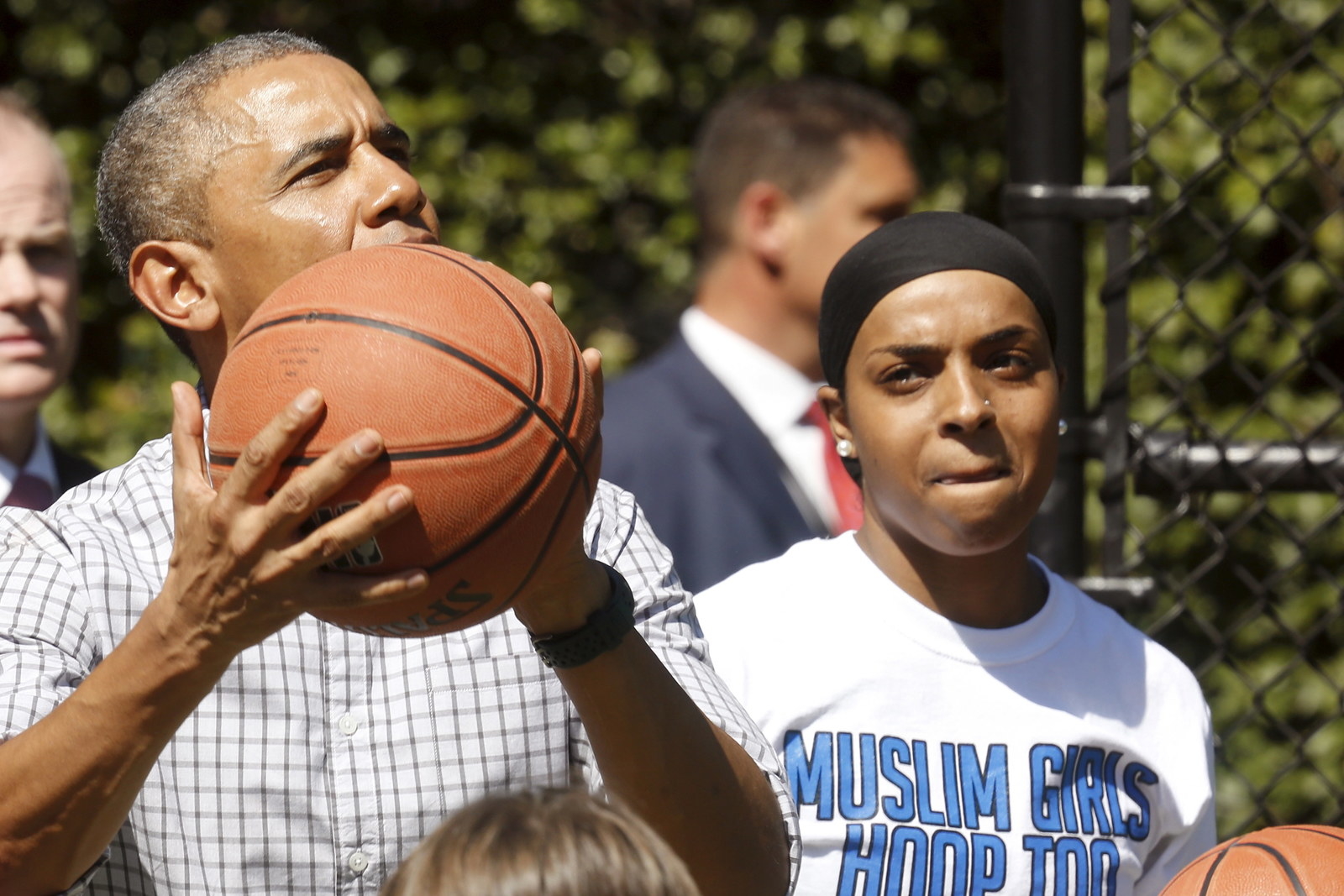 Muslim Athletes Are Now Able To Wear Hijab While Playing Basketball pic