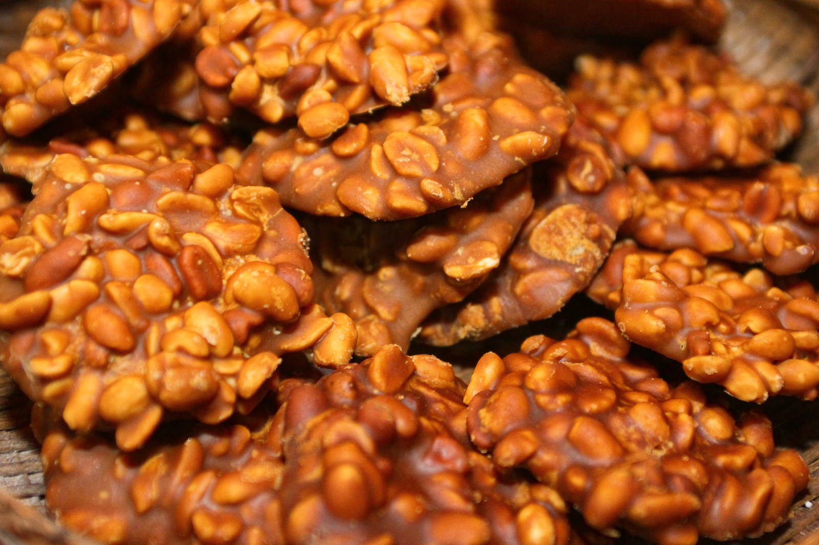 Seja paçoquinha, doce de amendoim ou um simples pé de moleque, não existe festa junina sem amendoim. PISA MENOS PÉ DE MOLEQUE, EU TE IMPLORO!