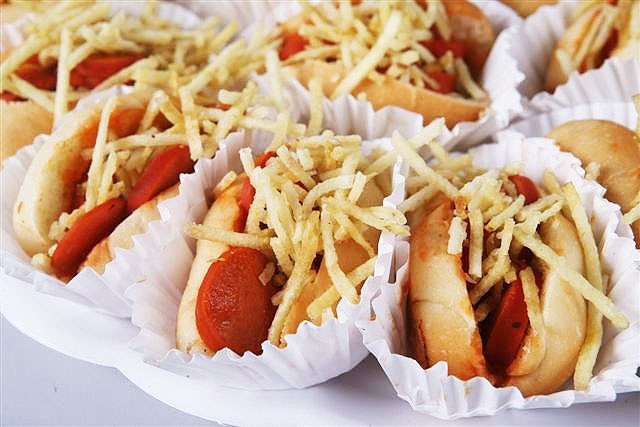 Em suas mais belas formas; em um saquinho plástico ou em forminhas de papel; com ou sem purê; o cachorro-quente não poderia faltar;