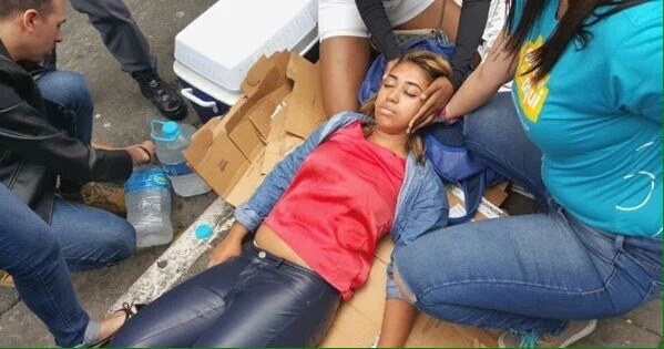 Você é o próximo na fila do microondas, mas a pessoa que está na sua frente acha que é uma boa ideia esquentar a marmita dela por DEZ MINUTOS. Nessa hora você se joga no chão da cozinha e chora em posição fetal, porque a fome já te matou por dentro.