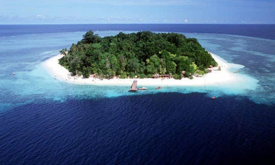 lPom Pom island is Located in the east coast of Malaysian Borneo in the Semporna Archipelago. It’s as idyllic as it can get, palmtrees, white sand and the most impressive clear and blue waters you can imagine. Marine life is flourishing with over a 100 types of coral and large number of fish species. Besides that you can still encounter several types of sea turtles that nest on the beaches of Pom Pom.