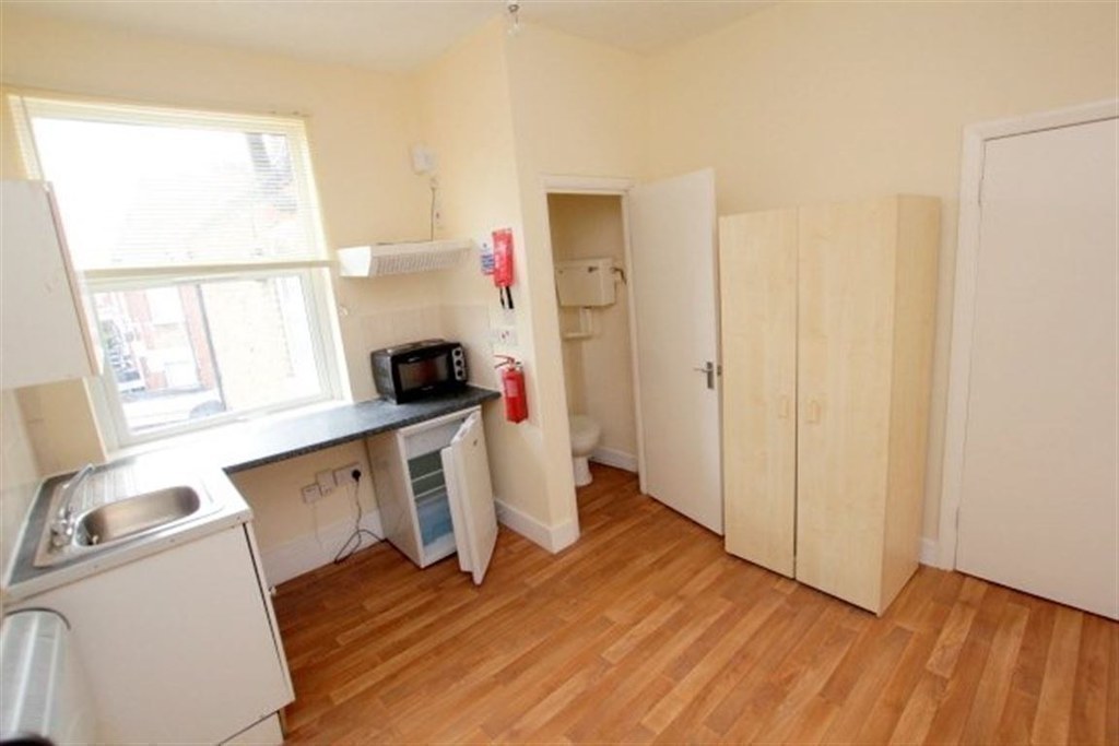 This Is What £700 A Month Rent Can Get You In London Vs Wales