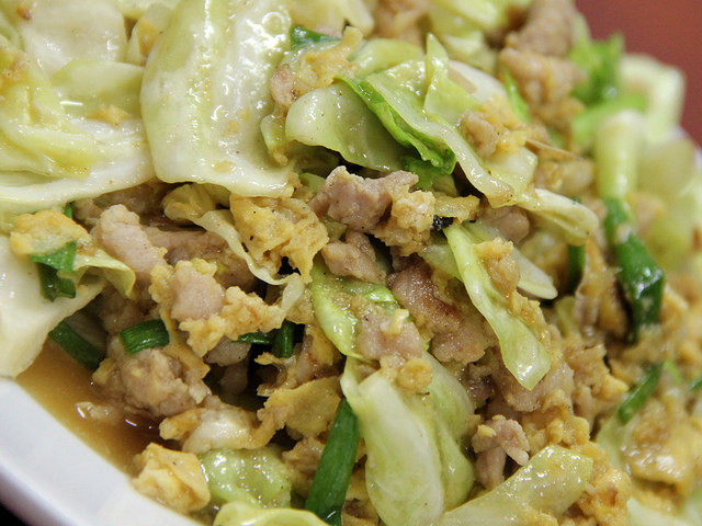 Although it sounds like you are not missing a lot, the precision and techniques of Thai gastronomy is what makes Galam Blee Pad Kai Sai Moo Saap one of the most unique dishes of Thai cuisine. Cabbage is stir fried with minced pork and dipped in an egg to cook up a unique delicacy when preparing this appetising dish.