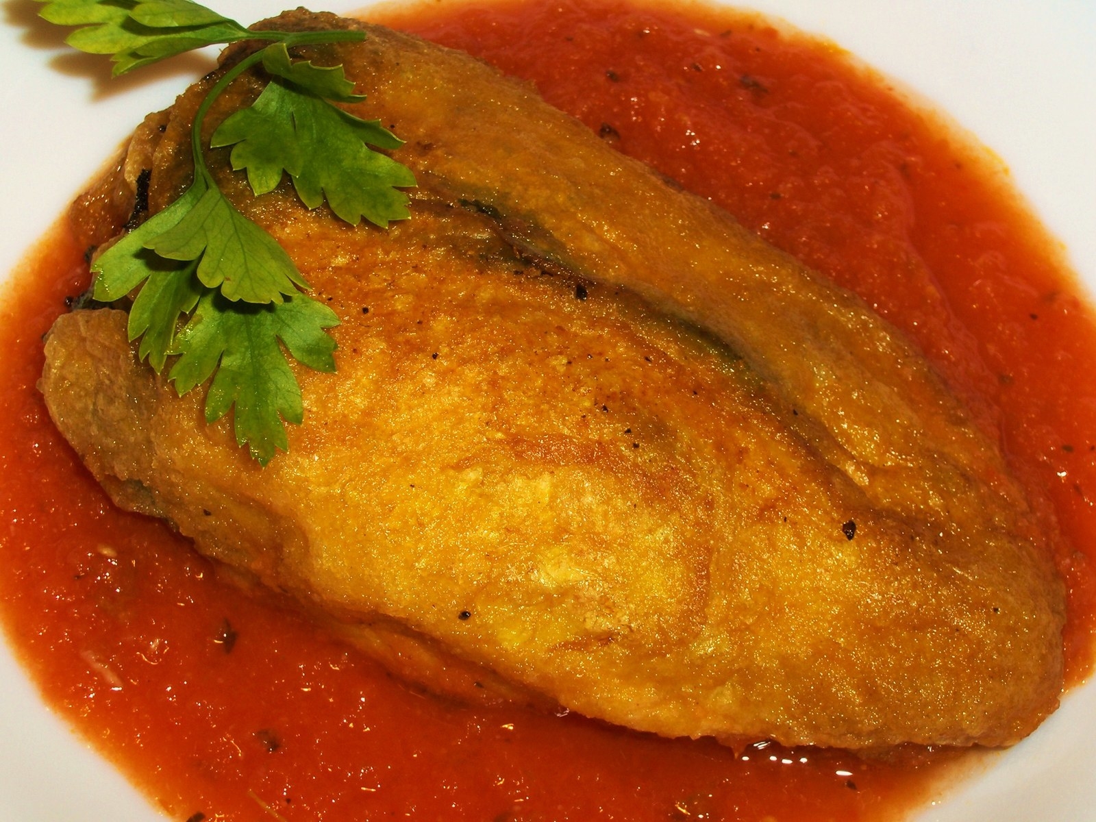 The tomato sauce is a bit spicy but the flavor is delicious.