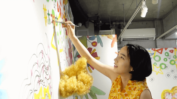 のんさんはコラボについて「私が絵を描いて、それをもとに洋服が出来上がったんですけど、出来上がってきた洋服が全部素敵で…。一人だけの世界じゃなくて、ホコモモラのみなさんと作った洋服にジーンときました」と語っている。ポップアップストアは15日までZero Base表参道にて開催される。