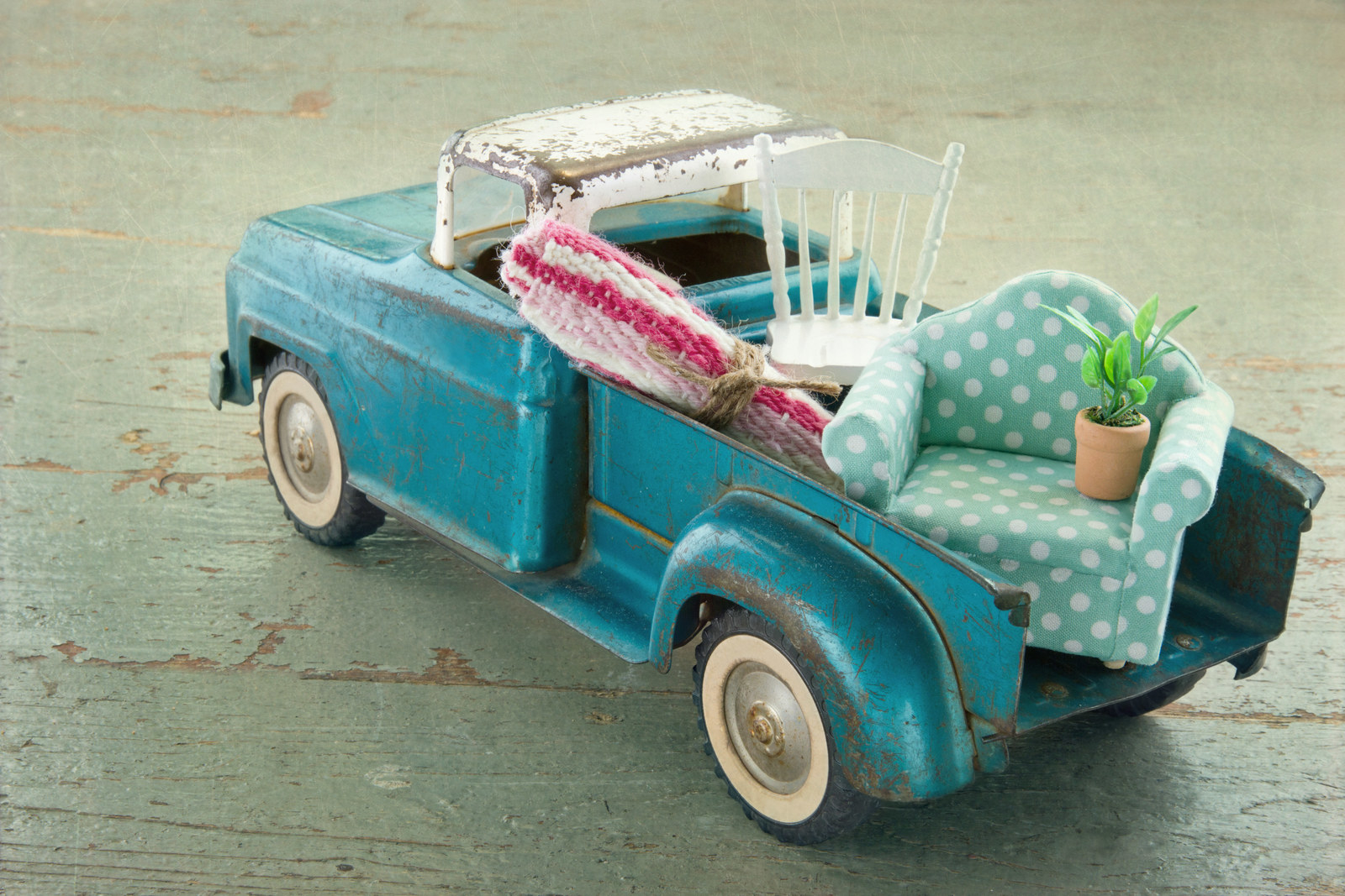 It’s not just that time between moving house where self storage comes in handy – although it’s definitely great for the period of waiting to get into your new home. It’s also great for de-cluttering the house to make it look its best to potential buyers.