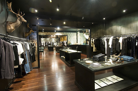 Known for its eclectic mix of trendy boutiques fashionistas on a shopping tour of Brisbane should also set aside time to hit the city's top fashion boutiques. Those in search of Aussie and Queensland fashion labels should head down to Kisses in New Farm to purchase items by well-known local brands such as Collette Dinnigan, Antik Batik and Willow while Paddington's Ra Ra Superstar specializes in one of kind vintage clothing and accessories.