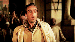 Como cuando Jonathan se hace pasar por uno de los zombies de Imhotep.
