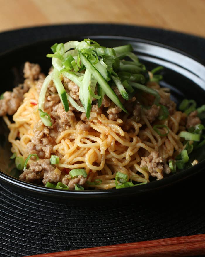 甘辛だれが格別 ピーナッツバターで汁なし担々麺