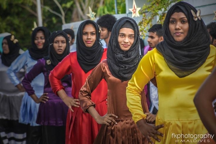 Even though the early settlers of the Maldives are known to be from Sri Lanka and India, at present day, the population features diverse descendents from Sri Lanka, India, Africa and various Arabian countries.