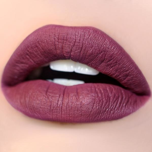 Wem Kylie Jenner's Lippenprodukte viel zu teuer sind, sollte sich dringend die günstige Alternative von Colourpop zulegen. Gibt es in unendlich vielen Farben, fühlt sich angenehm an und hält sogar einen langen Abend mit Dinner, Drinks und Knutschen durch.