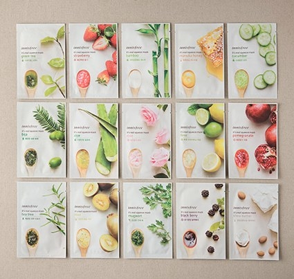 Einen Glow im Gesicht wie Beyoncé – das versprechen die südkoreanischen Tuchmasken mit natürlichen Inhaltsstoffen von Innisfree. Viele Südkoreanerinnen verwenden sie täglich. Ein bis zwei Mal die Woche reicht aber auch vollkommen aus. Im Sommer sind sie die perfekte Après-Sun Behandlung für verbrannte Haut und riechen angenehm nach Kiwi, Erdbeeren oder Honig.