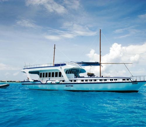 Diesel powered contemporary Dhonis built with fibreglass are ideal for scuba diving and cruising purposes due to the boat’s low freeboard that increases speed and reduces weight.