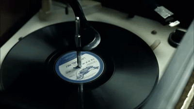Por unos 3800 $, la compañía británica And Vinyly prensaría tus cenizas en un disco reproducible de 24 minutos (12 por cada lado) de música o cualquier otro sonido (incluso silencio). Se entrega con la fecha de nacimiento y deceso en la portada. También puedes pagar algo más si lo quieres con una fotografía.