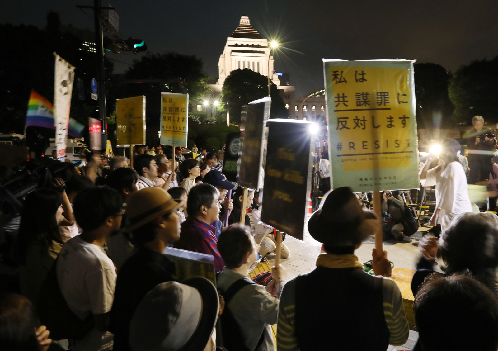 国会議事堂前にはこの日、法案に反対する人々が集まり、夜になっても抗議集会が続いている。この法案をめぐっては、野党などが「組織犯罪」ではなく一般人が対象になったり、権力側による濫用の危険性があるのではないかと、批判を強めていた。一方、政府は、「国際組織犯罪防止条約に入るため」「五輪に向けたテロ対策のため」などとしている。