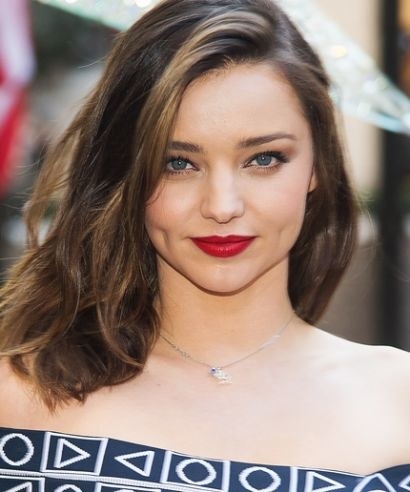 Though she’s a supermodel, Miranda Kerr never fails to include coconut oil in her regular routine. She regularly takes four tablespoons of coconut oil in a day, adding it to her cooking, green tea, or salads.