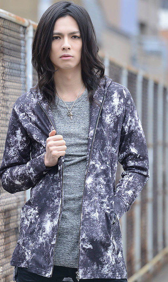 Get a very careless and sluggish look for the casual outings, as you team up the oversized sublimation printed colorful hooded jacket with the slouchy pants and a very sleek or chunky heel boots. This will balance the look in right proportion.