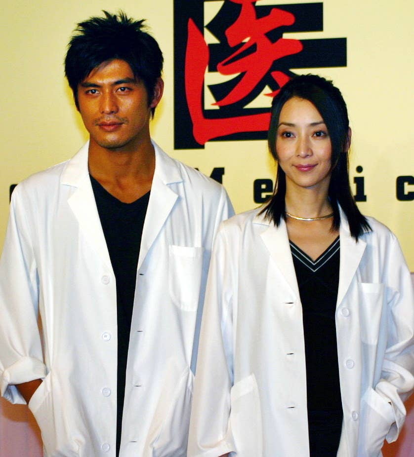 吉田羊に綾野剛も カッコいい白衣姿を披露した有名人たち 吉田羊に綾野剛も カッコいい白衣姿を披露した有名人たち