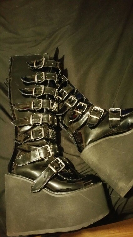 hot topic shoes boots