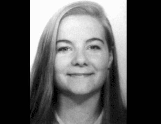 Una adolescente sueca de 20 años de edad desapareció en las afueras de un club nocturno de Boston a las 3 a. m. en junio de 1996. Más tarde ese día, la mitad superior de su cuerpo fue encontrado en un basurero. El asesinato nunca fue resuelto, y la mitad inferior de su cuerpo no ha sido encontrada todavía.—danar41