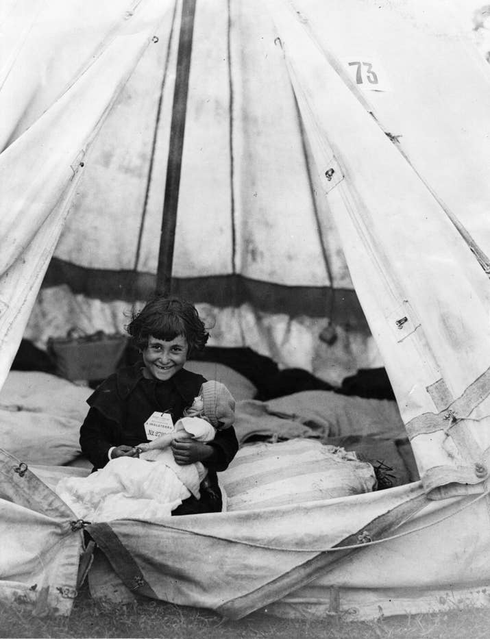 Uno de los 4000 niños que huyeron de Bilbao durante la Guerra Civil, en un campo de refugiados cercano a Southampton.