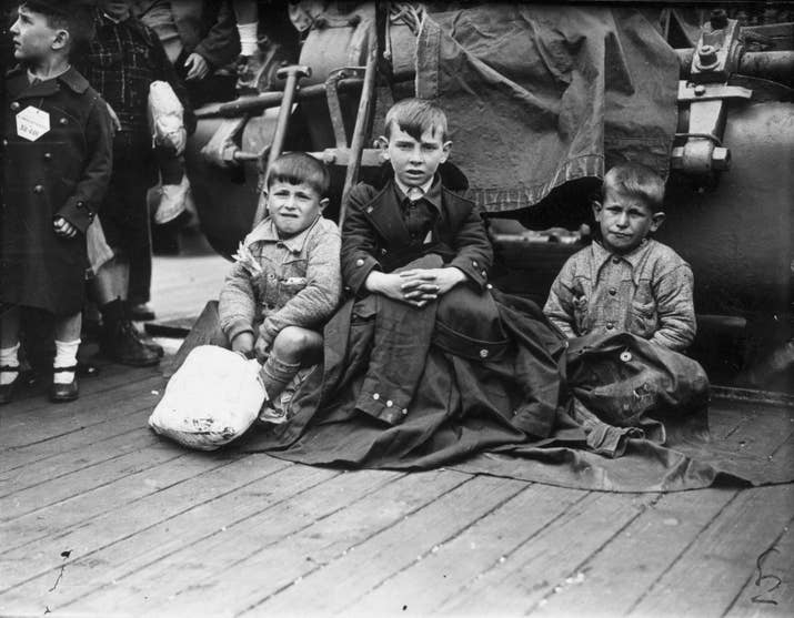 Tres huérfanos de Bilbao llegan a Southampton, junto a otros 4000 niños, en el Habana el 23 de mayo de 1937.