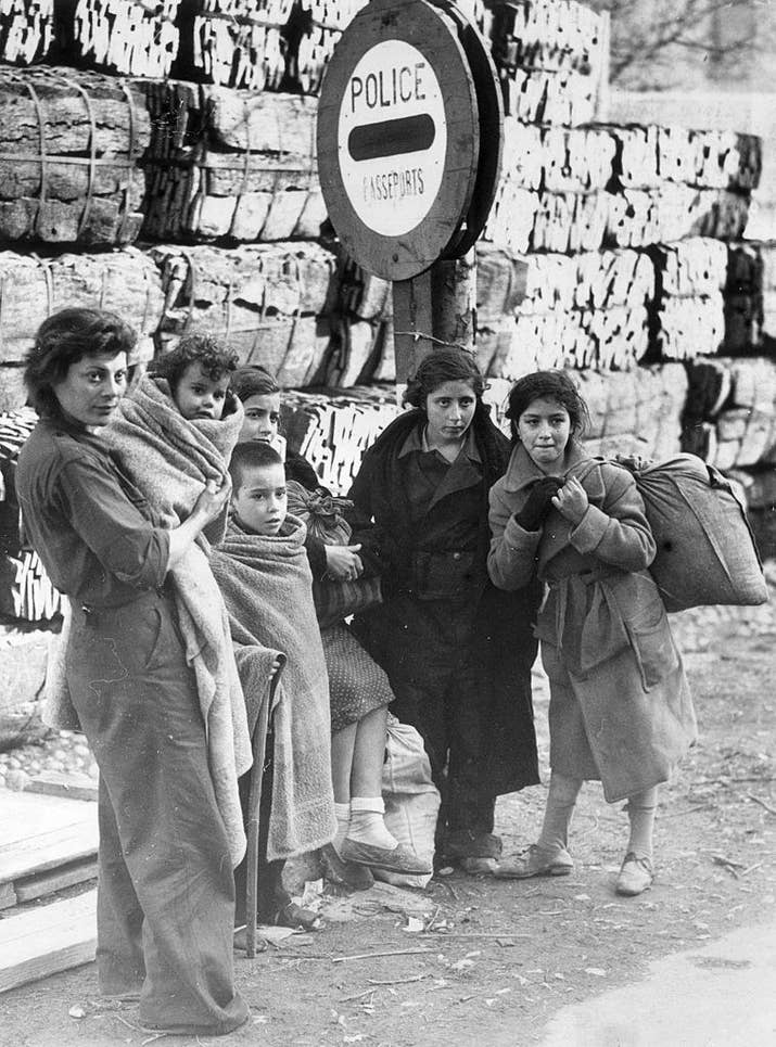 Una familia de refugiados españoles espera en la frontera entre Francia y España el 29 de marzo de 1939.