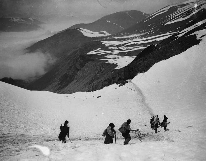 Refugiados españoles atraviesan la montaña de camino a la ciudad fronteriza de Luchon el 4 de abril de 1938.
