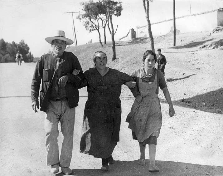 Un grupo de refugiados se preparar para cruzar la frontera con Francia en 1939.