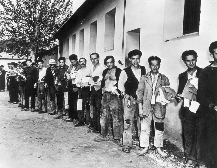 Refugiados españoles en el norte de África forman una fila para recibir zapatos nuevos (1939).