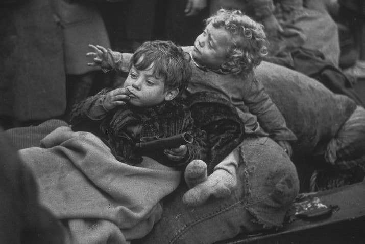 Dos niños refugiados españoles, en la frontera francesa en los Pirineos.