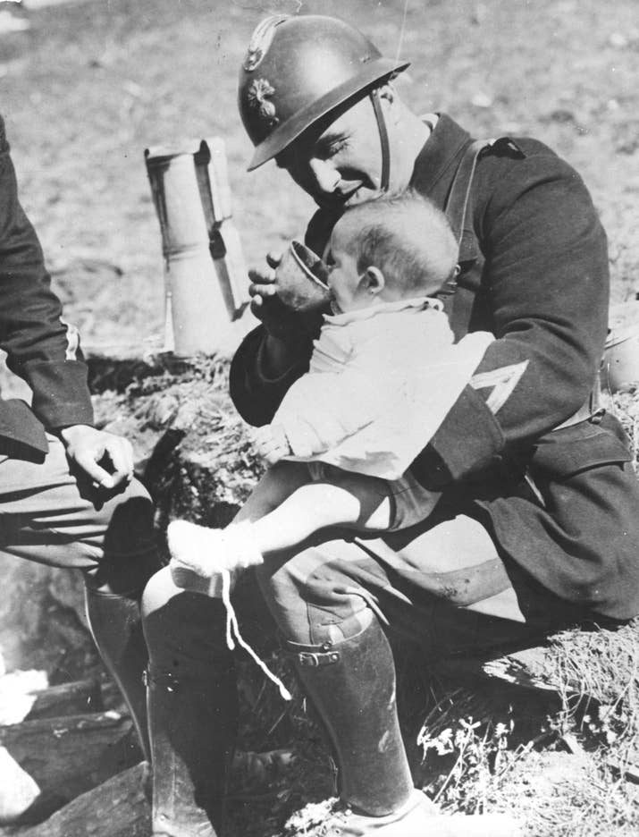 Un soldado francés de las tropas fronterizas alimenta a un bebé refugiado que acaba de cruzar la frontera el 3 de abril de 1938.