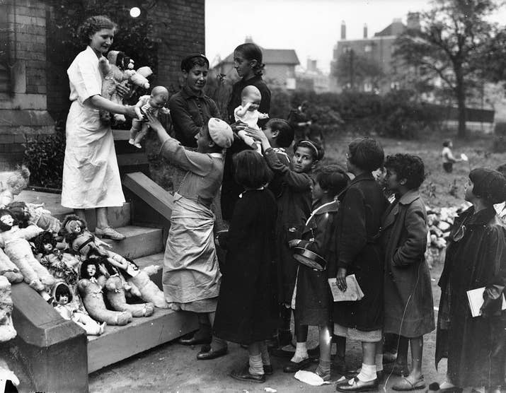 Refugiados vascos reciben juguetes en Watermillock, Bolton, donde están refugiados, el 26 de junio de 1937.
