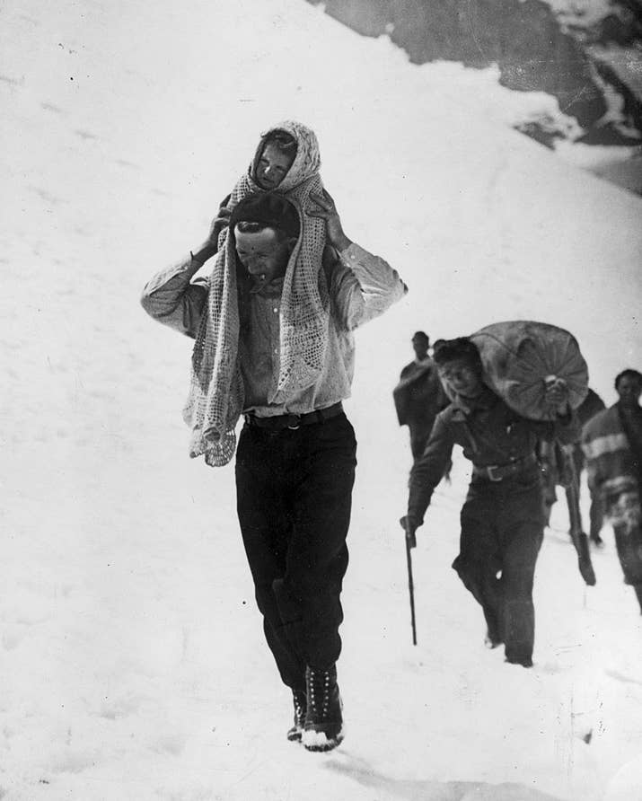Refugiados españoles caminan por una montaña en 1936.