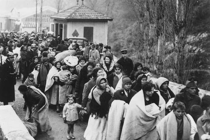 Mujeres y niños españoles cruzan la frontera francesa en El Pertús.